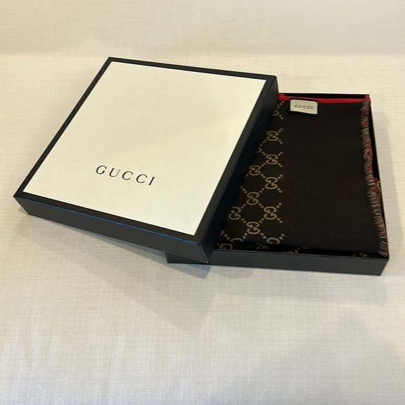 Authentic Gucci Scarf NWOT, in box. Unisex wool/silk reversible logo scarf - Picture 3 of 8